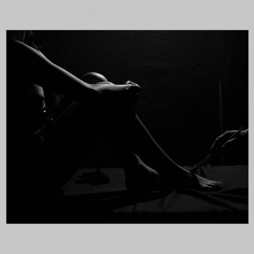 fotografía BN capitulo 7 de Rayuela, Julio Cortazar, contraluz, 16x20 in, impresión digital " Saliera", Autor: Dio, Modelo : Julieta Osmara Tamayo Rocha