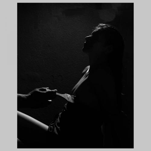 fotografía BN capitulo 7 de Rayuela, Julio Cortazar, contraluz, 16x20 in, impresión digital "Borde", Autor: Dio, Modelo : Julieta Osmara Tamayo Rocha